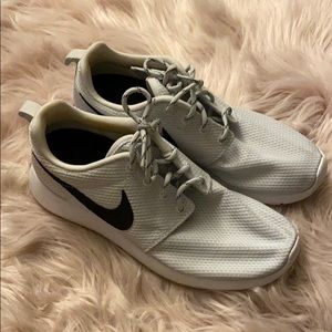 Nike Roshe in Light Grey